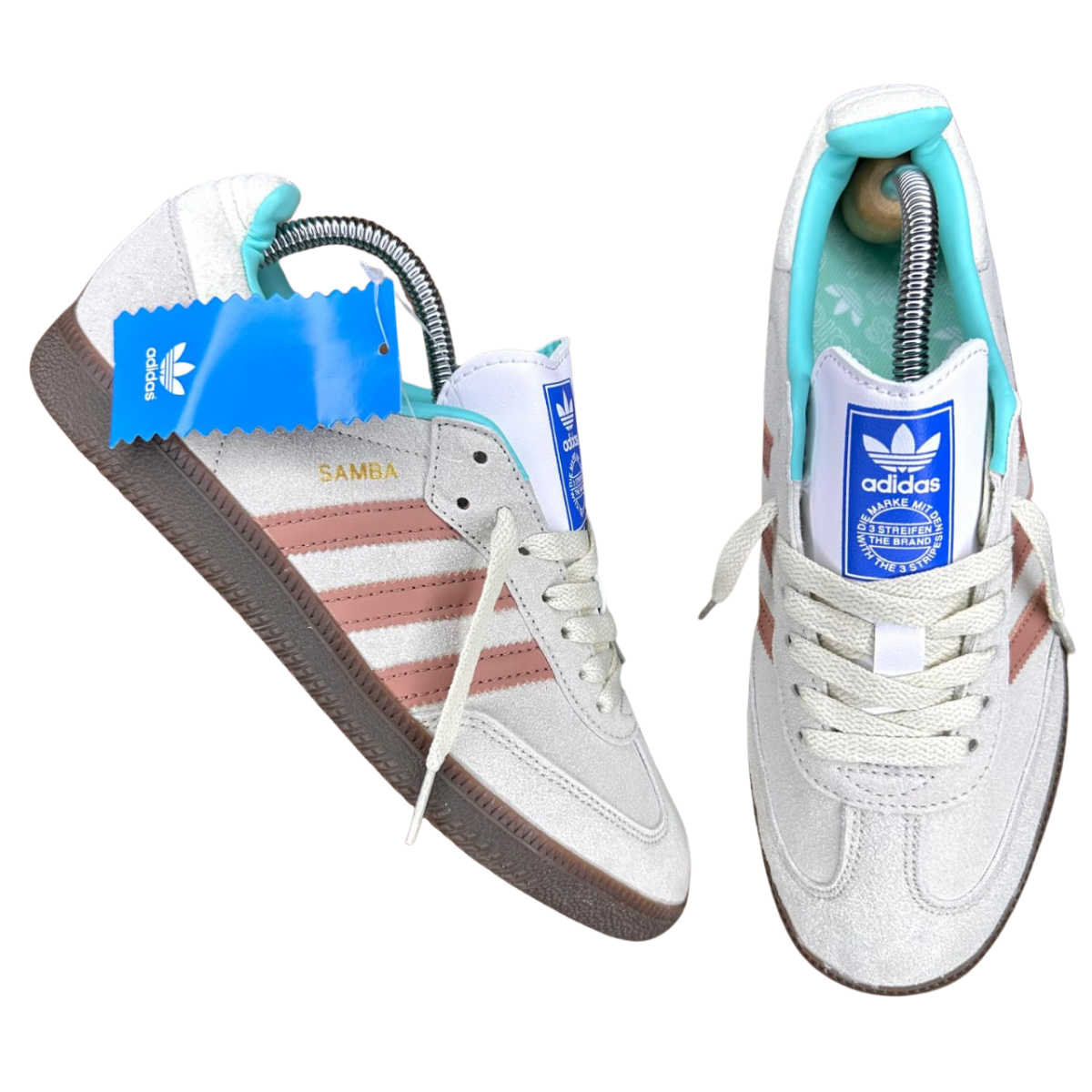 SAMBA ADIDAS MUJER ORIGINAL: La Guía Completa para Comprar tus Zapatillas Las SAMBA ADIDAS MUJER ORIGINAL son una opción icónica que combina estilo, comodidad y calidad. Si estás buscando un par de Adidas Samba para mujer que se adapten a tu estilo y necesidades, has llegado al lugar indicado. En Onlineshoppingcenterg, te ofrecemos una guía completa para que tomes la mejor decisión al comprar tus zapatillas Samba Adidas mujer.  ¿Por Qué Elegir las SAMBA ADIDAS MUJER O? Las Samba Adidas son una de las líneas más emblemáticas de Adidas. Originalmente diseñadas como zapatillas de fútbol, se han convertido en un clásico de la moda urbana. Con su diseño atemporal y versatilidad, las Adidas Samba mujer son perfectas para cualquier ocasión.  Variedad de Diseños y Colores En Onlineshoppingcenterg, encontrarás una amplia variedad de modelos, desde las Adidas Samba mujer blancas hasta las Adidas Samba mujer negras. Si prefieres algo más colorido, también contamos con opciones en Adidas Samba rosas, Adidas Samba verdes mujer y hasta Adidas Samba plataforma mujer. ¡Hay un par para cada gusto!  Comodidad y Durabilidad en un Solo Paquete Las zapatillas Samba Adidas mujer son conocidas por su comodidad. Ya sea que elijas el modelo clásico o las Adidas Samba OG mujer, puedes estar segura de que disfrutarás de un calzado que no solo luce bien, sino que también es cómodo para usar todo el día.